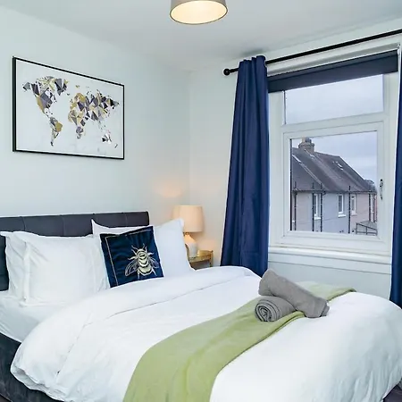 Luxury 2-bed Townhouse With Free Parking, Near Apartment