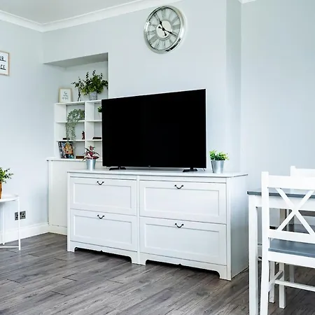 Luxury 2-bed Townhouse With Free Parking, Near Apartment