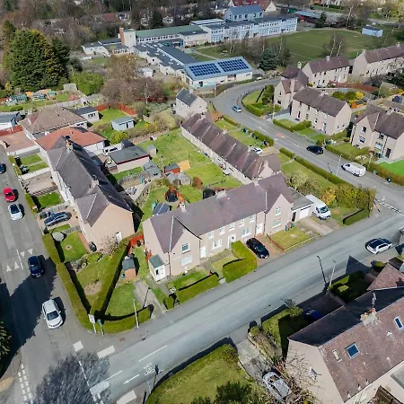 Luxury 2-bed Townhouse With Free Parking, Near Edinburgh