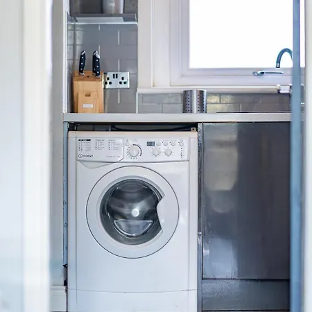 Luxury 2-bed Townhouse With Free Parking, Near Edinburgh