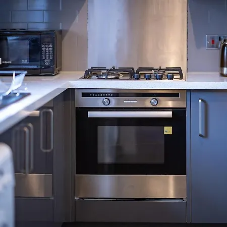 Luxury 2-bed Townhouse With Free Parking, Near Apartment