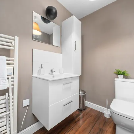 Nyaraló Saughton With Views Of Water Of Leith