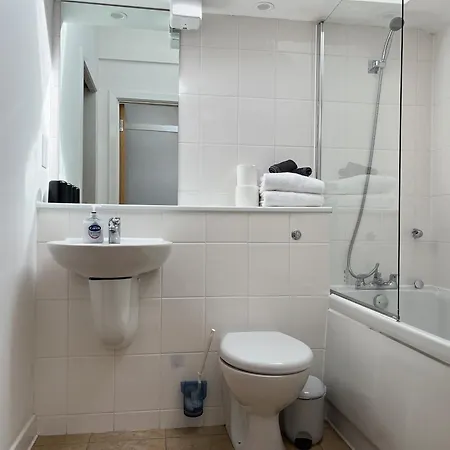 2 Bed 2 Bath With Private Parking 아파트 *