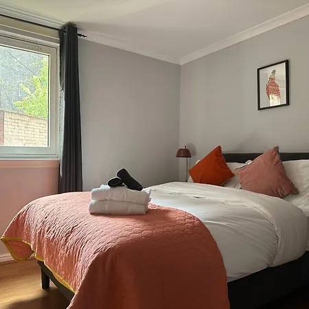 Private Main Door Lovely 2 Bedroom Апартаменты