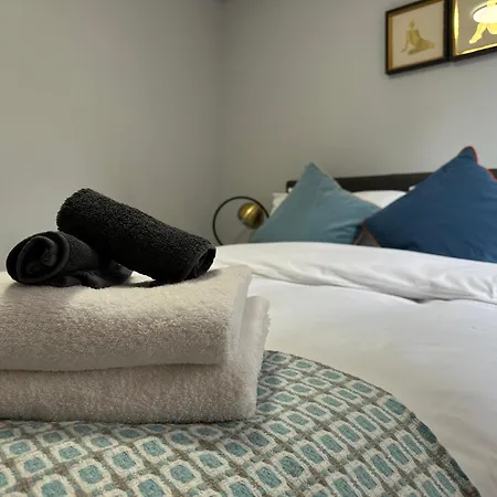 Private Main Door Lovely 2 Bedroom *