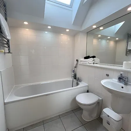 Private Parking 2 Bed 2 Bath Apartment *