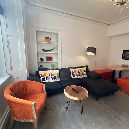 Lovely Two Bedrooms Apartment *