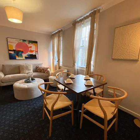 Nicolson Street Two Bedrooms * Edinburgh