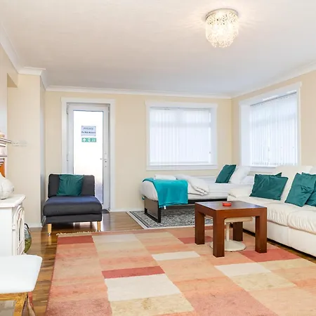 Hotel-style With Free Parking, Sleeps 4 Apartmán