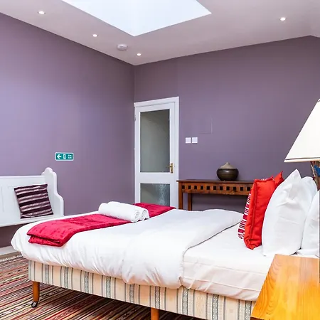 Hotel-style With Free Parking, Sleeps 4 Edinburgh
