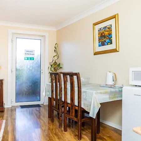 Hotel-style With Free Parking, Sleeps 4 *