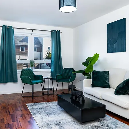 Luxury 3-bed Townhouse With Free Parking And