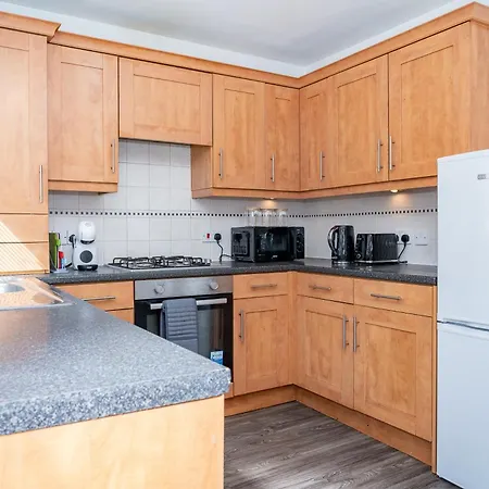 Luxury 3-bed Townhouse With Free Parking And Apartment