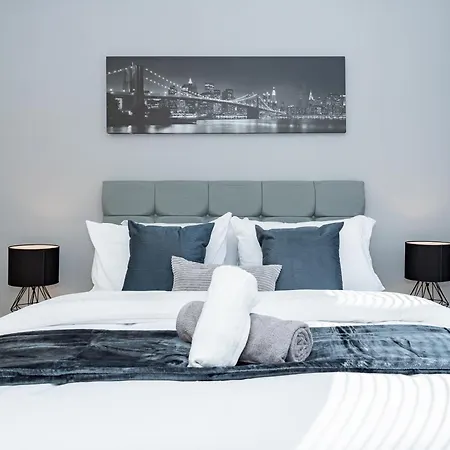 Luxury 3-bed Townhouse With Free Parking And *