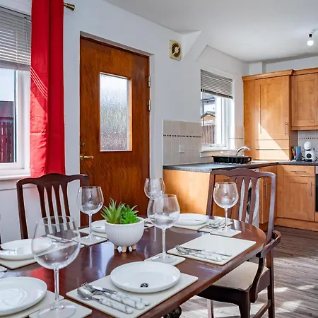Luxury 3-bed Townhouse With Free Parking And