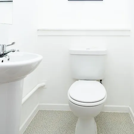 Luxury 3-bed Townhouse With Free Parking And *