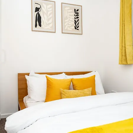 Luxury 3-bed Townhouse With Free Parking And Appartement