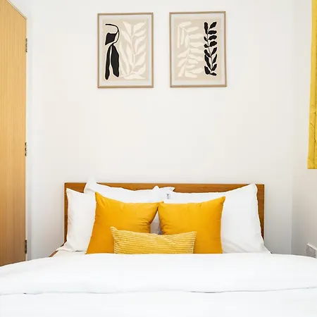 Luxury 3-bed Townhouse With Free Parking And Apartment *