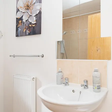 Luxury 3-bed Townhouse With Free Parking And