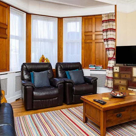 Apartment Luxury 4-bedroom Townhouse, Free Parking, Near Portobello Beach, Sleeps 8 Edinburgh