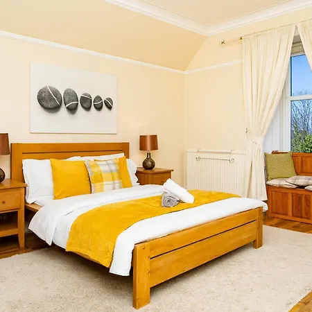 Luxury 4-bedroom Townhouse, Free Parking, Near Portobello Beach, Sleeps 8 Edinburgh