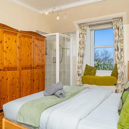 Luxury 4-bedroom Townhouse, Free Parking, Near Portobello Beach, Sleeps 8 Apartment *