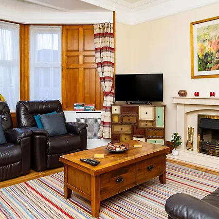Luxury 4-bedroom Townhouse, Free Parking, Near Portobello Beach, Sleeps 8 * Edinburgh