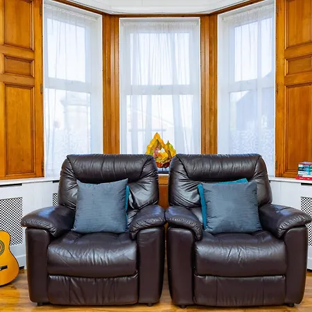 Apartment Luxury 4-bedroom Townhouse, Free Parking, Near Portobello Beach, Sleeps 8 Edinburgh