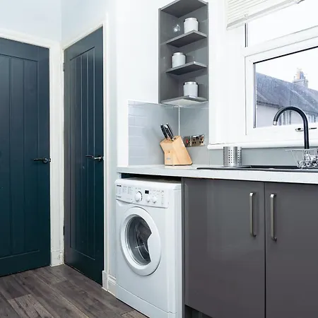 Luxury 2-bed Townhouse With Free Parking, Near Apartment *