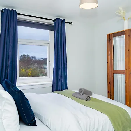 Luxury 2-bed Townhouse With Free Parking, Near *