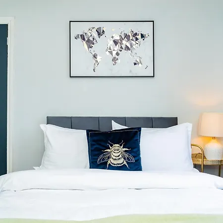 Luxury 2-bed Townhouse With Free Parking, Near Apartment