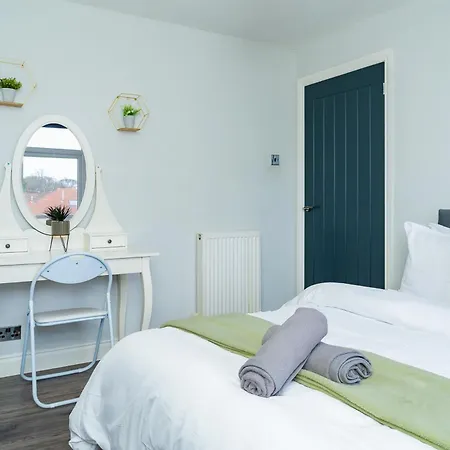 Luxury 2-bed Townhouse With Free Parking, Near Lägenhet *