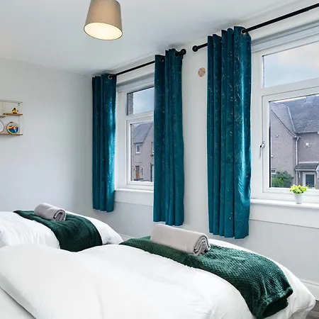 Luxury 2-bed Townhouse With Free Parking, Near Edinburgh