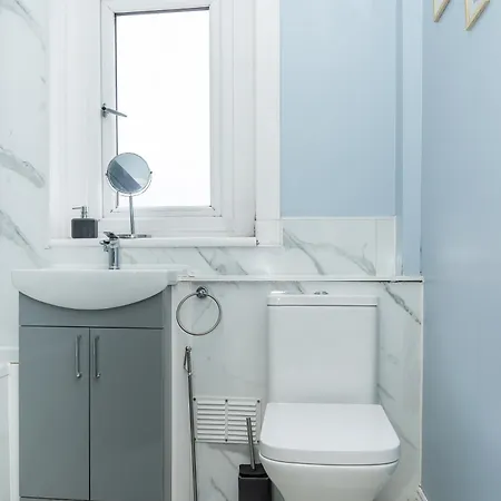 Apartment Luxury 2-bed Townhouse With Free Parking, Near