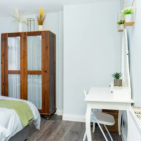 Luxury 2-bed Townhouse With Free Parking, Near Apartment *