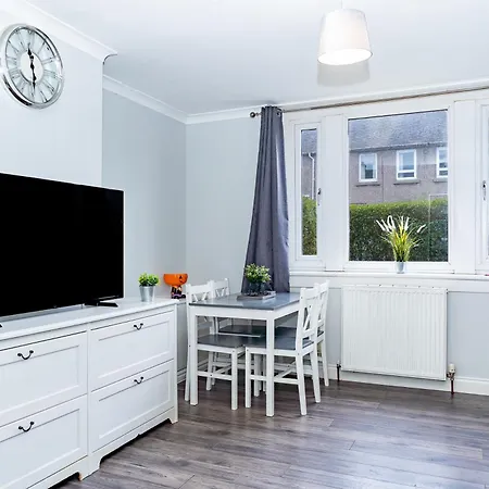 Luxury 2-bed Townhouse With Free Parking, Near *