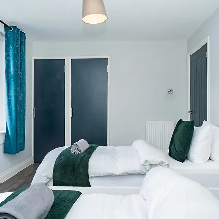 Luxury 2-bed Townhouse With Free Parking, Near