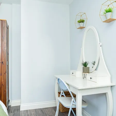 Luxury 2-bed Townhouse With Free Parking, Near