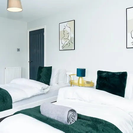 Luxury 2-bed Townhouse With Free Parking, Near *