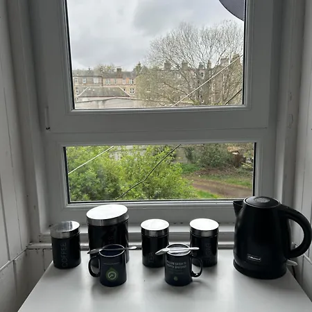 Bright Bedroom With King Side Bed And Share Bathroom Edimburgo