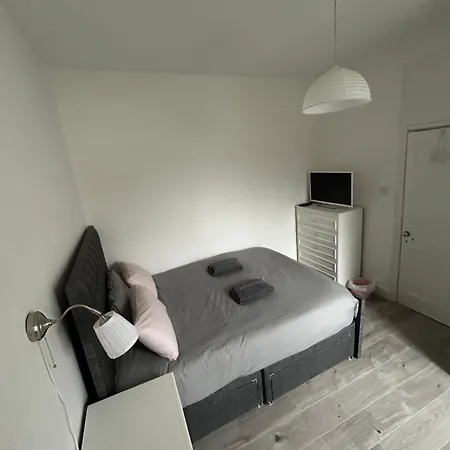 Bright Bedroom With King Side Bed And Share Bathroom شقة *