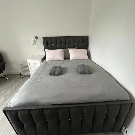 アパート Bright Bedroom With King Side Bed And Share Bathroom *