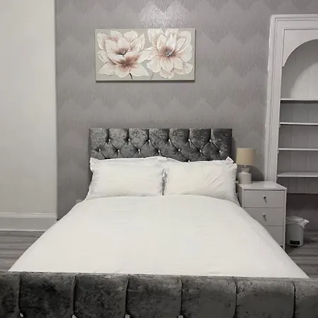 Modern Flat Near Centre Edinburgh