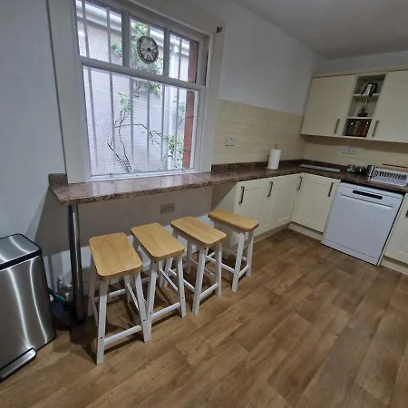 Apartamento Victorian Charm - Lush Garden, Shops And Parking *