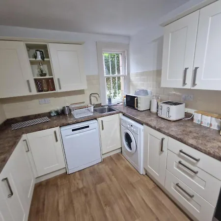 Apartamento Victorian Charm - Lush Garden, Shops And Parking