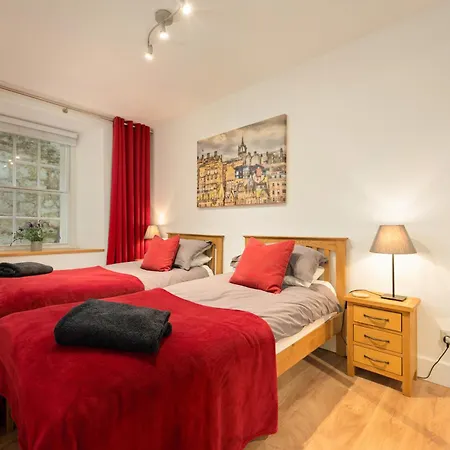 Apartment Heart Of Edinburgh's Historic Old Town - Blair Street - Sleeps 6 Edinburgh