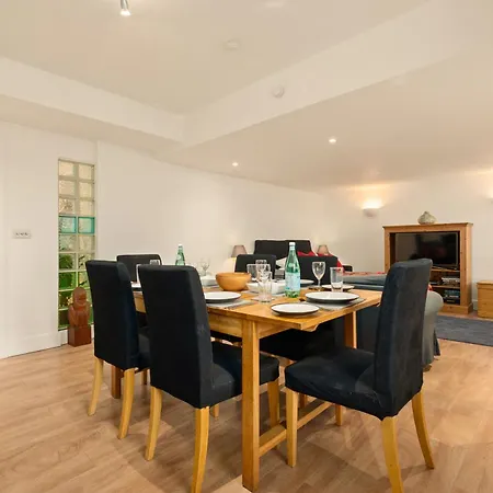 Heart Of Edinburgh's Historic Old Town - Blair Street *