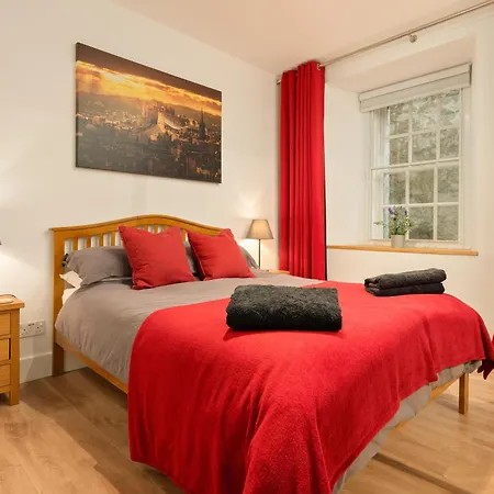Heart Of Edinburgh's Historic Old Town - Blair Street - Sleeps 6 Apartment