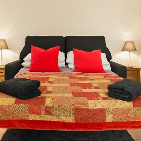 Heart Of Edinburgh's Historic Old Town - Blair Street - Sleeps 6 Apartment *