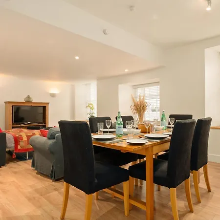 Apartment Heart Of Edinburgh's Historic Old Town - Blair Street - Sleeps 6 *